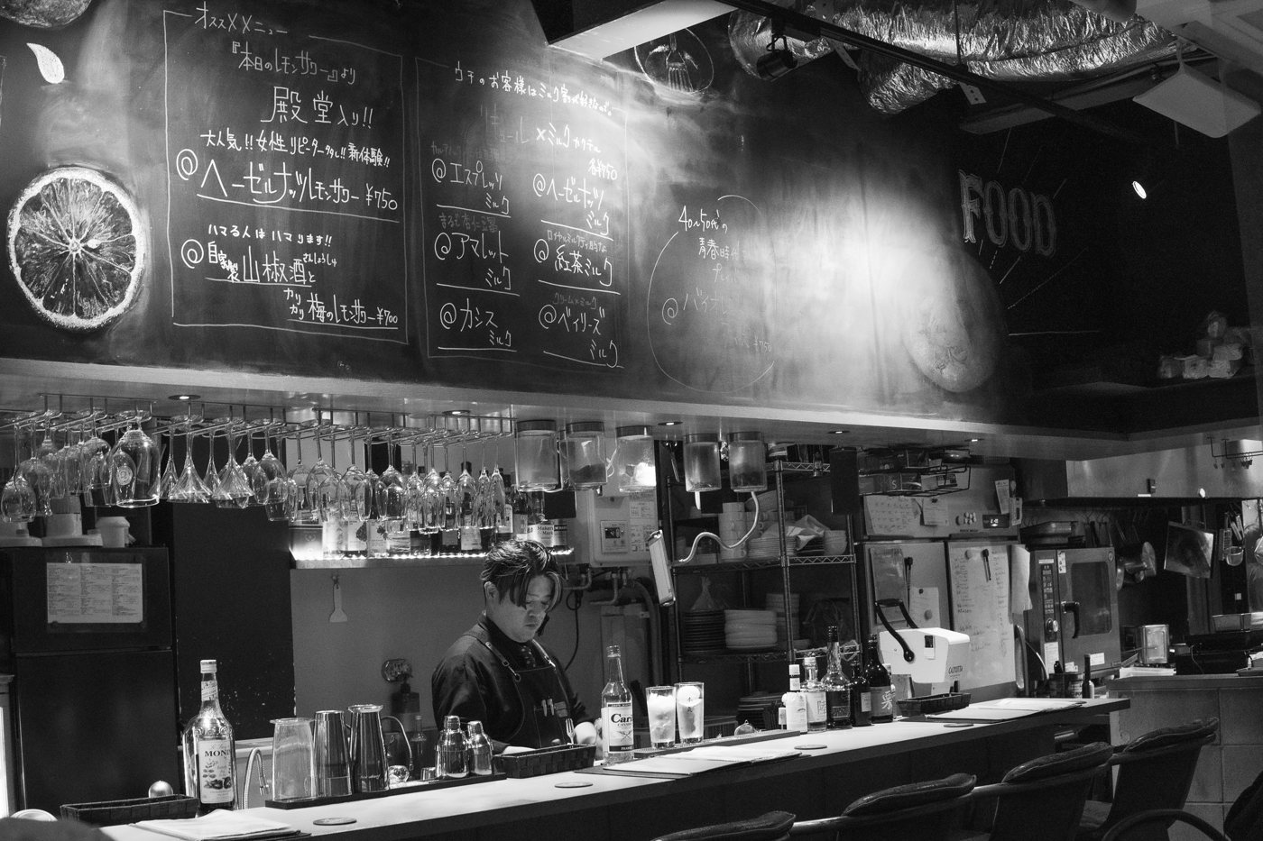 カウンターと黒板メニューのある店内の作例