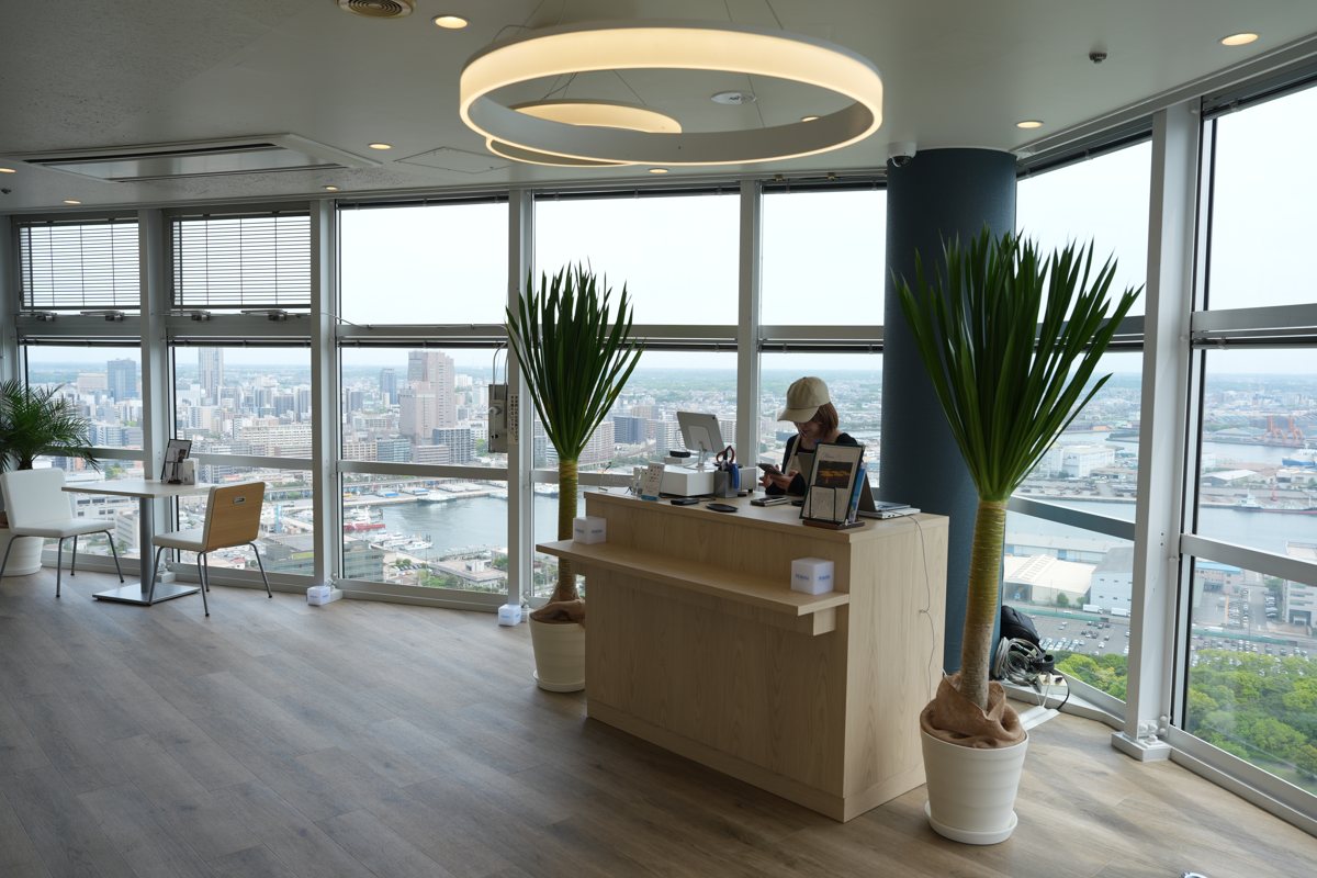 Caffé Vista109の店内と千葉みなとの眺望